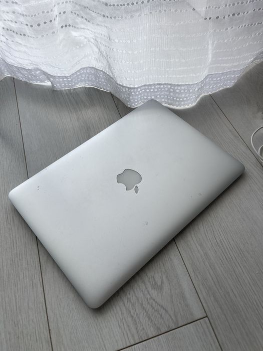 • Macbook Air •  BATERIE 95% •