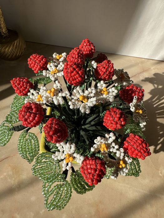 Клубника из бисера, цветы из бисера
