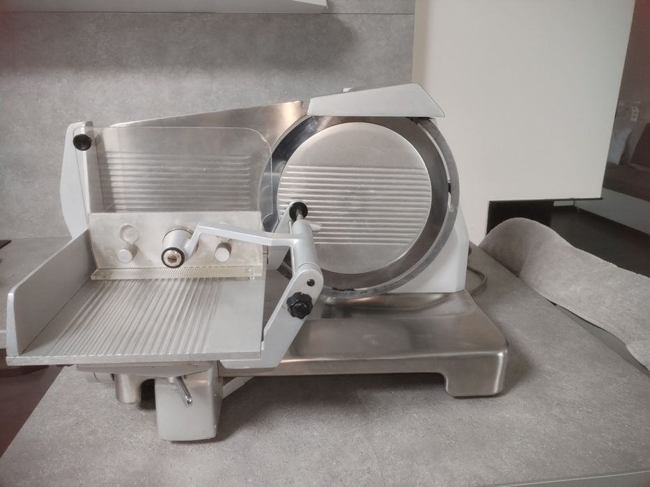 Професионална слайс машина Berkel 835. Диаметър на ножа 29см.