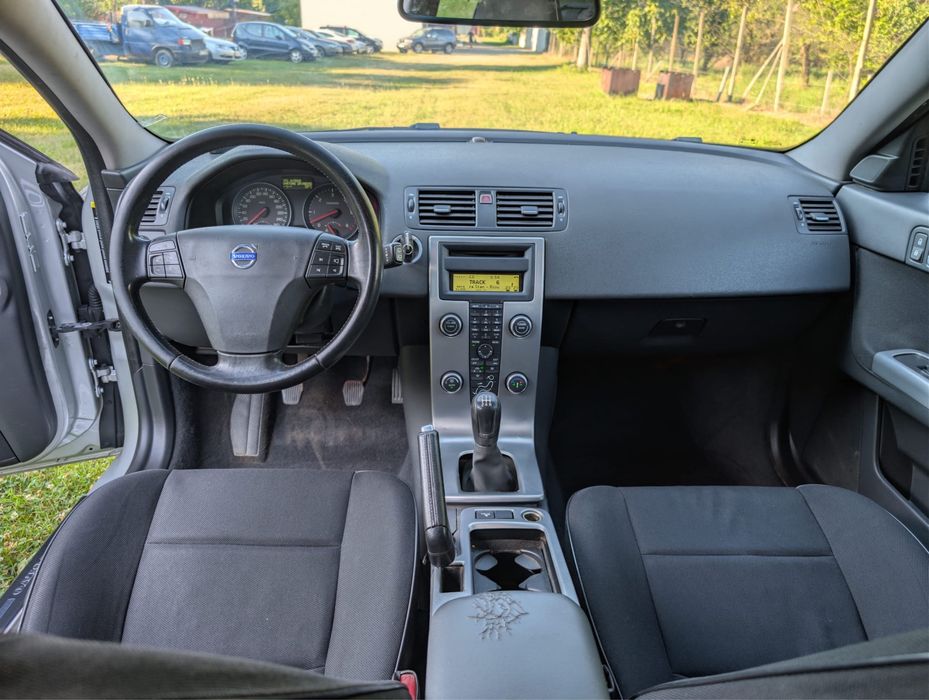 Vând volvo v50 .