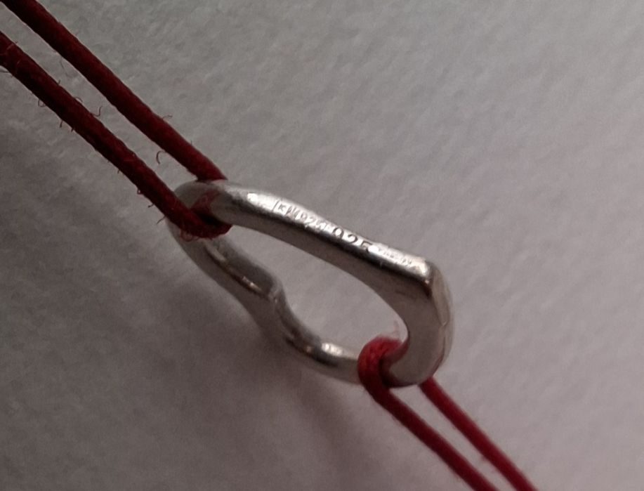 Сребърна гривна с червен конец 925