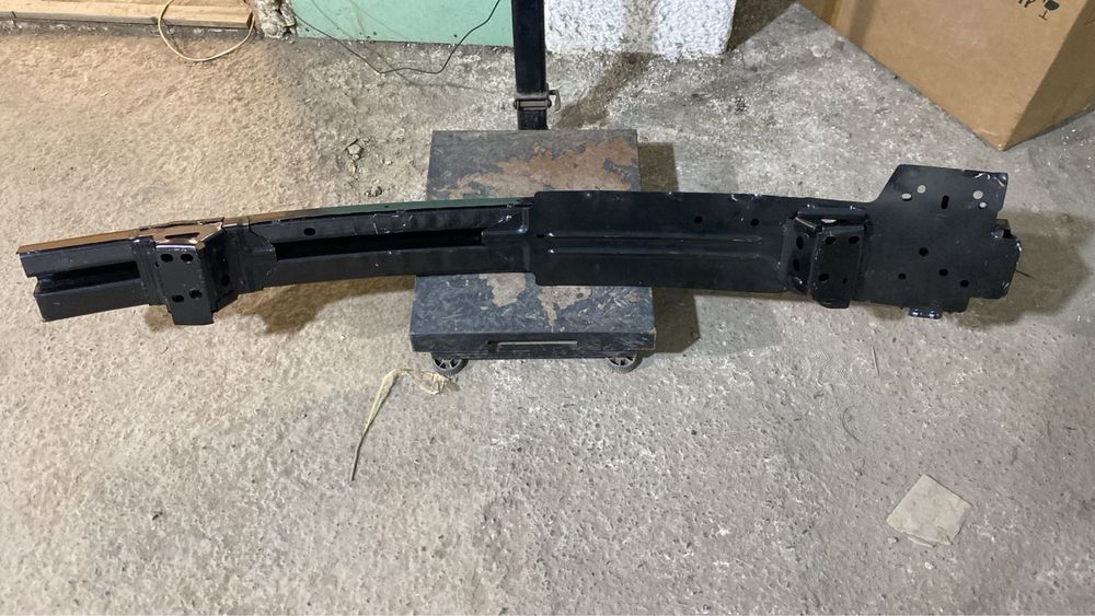 Усилитель бампера Тойота Сиенна