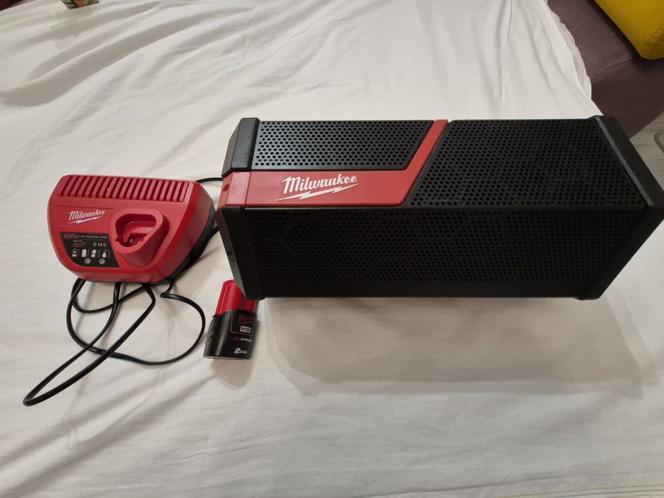 Vând boxa milwaukee