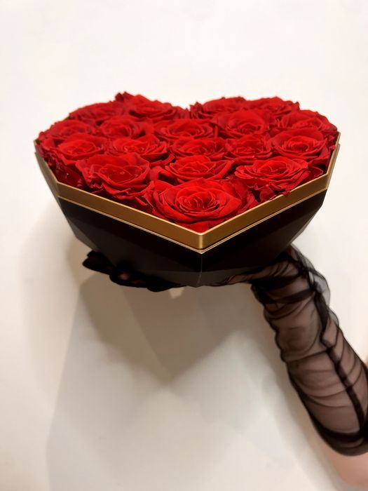 Луксозен букет от вечно живи рози аранжирани в Диамантено сърце