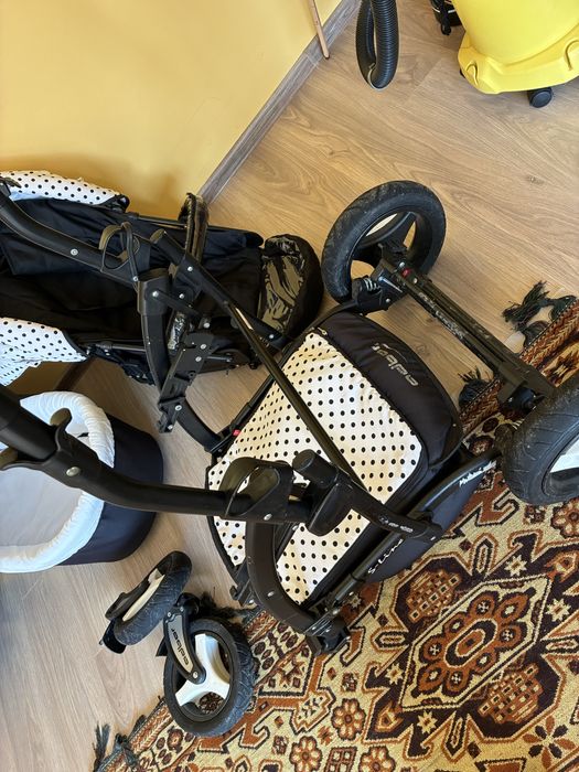 Бебешка количка 3в1 със зимен, летен кош и столче за кола