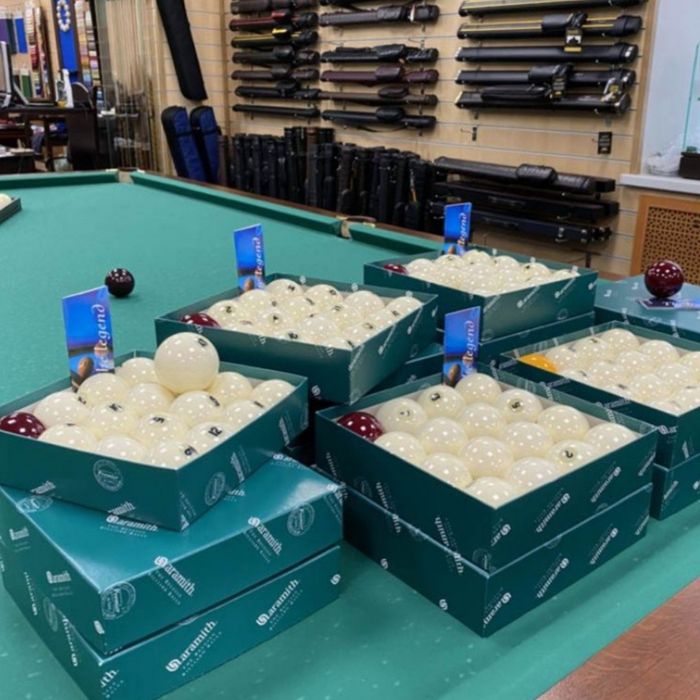 Бильярдные принадлежности и аксессуары, шары, светильники, сукно, кий.