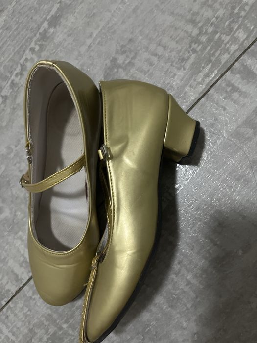 Продаю золотые туфли