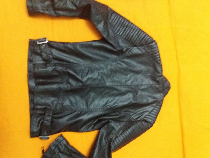 Geaca neagra din piele ecologica