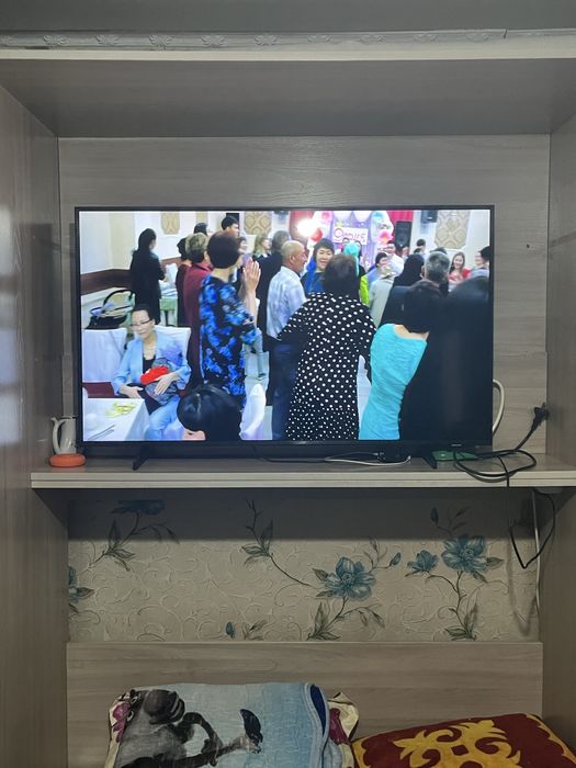 Телевизор Самсунг в отличном состояние один месяц толька ползовались п