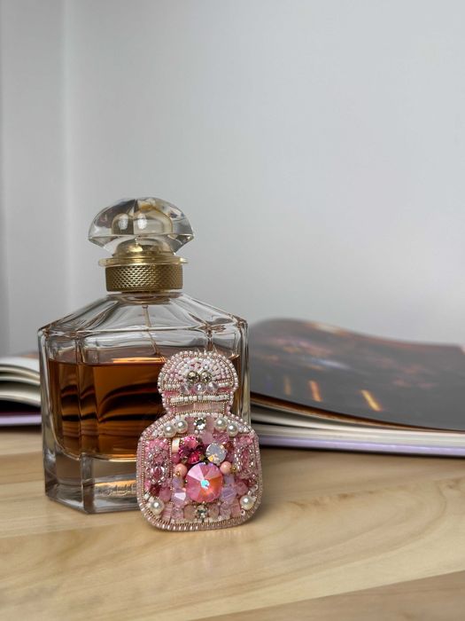 Brosa parfum "Mon Guerlain" brodata manual cu margele si cristale