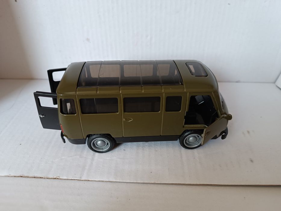 Модель автомобиля УАЗ масштаб 1:36
