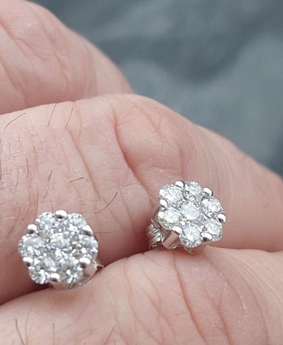 Cercei superbi din aur de 18k si diamante naturale.