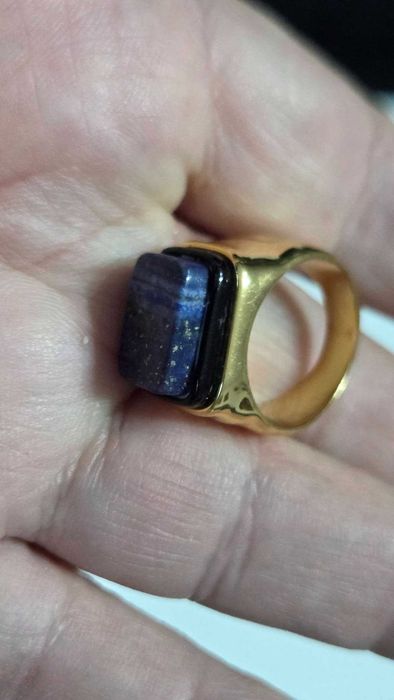 Inel vintage din metal comun aurit cu lapislazuli