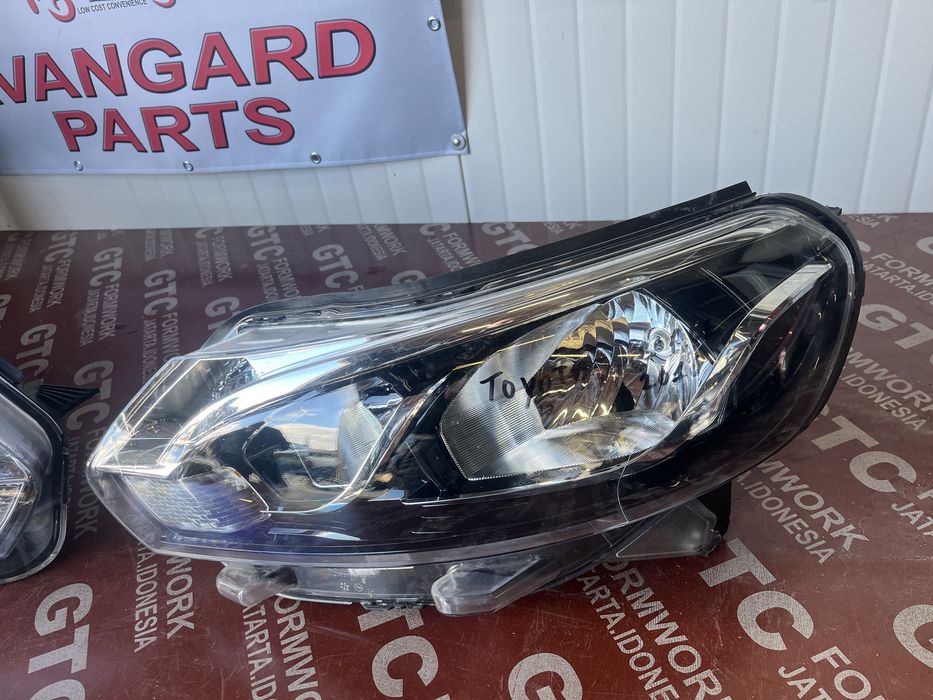 3 броя ляв и 1 брой десен фар Toyota Proace