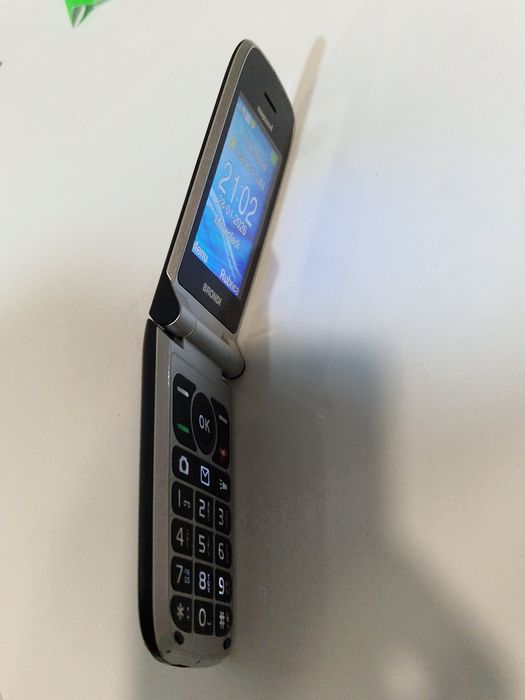 Telefon cu clapeta cu încărcător