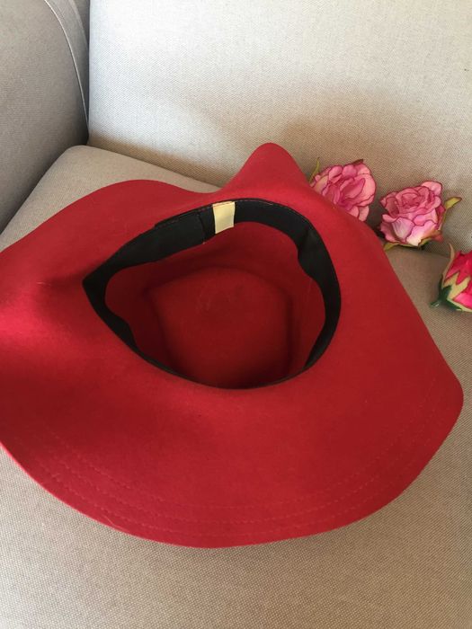 Шапки бомбе червена и кафява