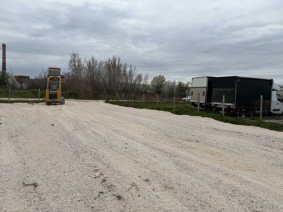 Под наем индустриален терен 2500 кв.м – Карловско шосе, готов за бизнес, ограден, ток и вода