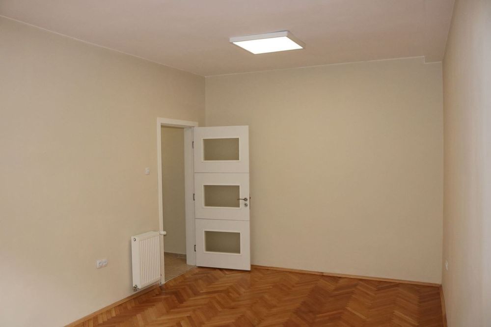 Офис до Народното събрание с паркомясто – 3 помещения, луксозен ремон