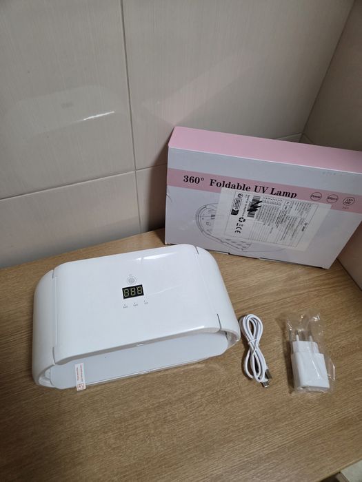 UV/LED лампа за маникюр, предназначена за бързо сушене на гел лак или