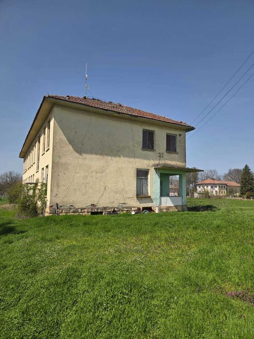 Бившо училище перфектна сграда