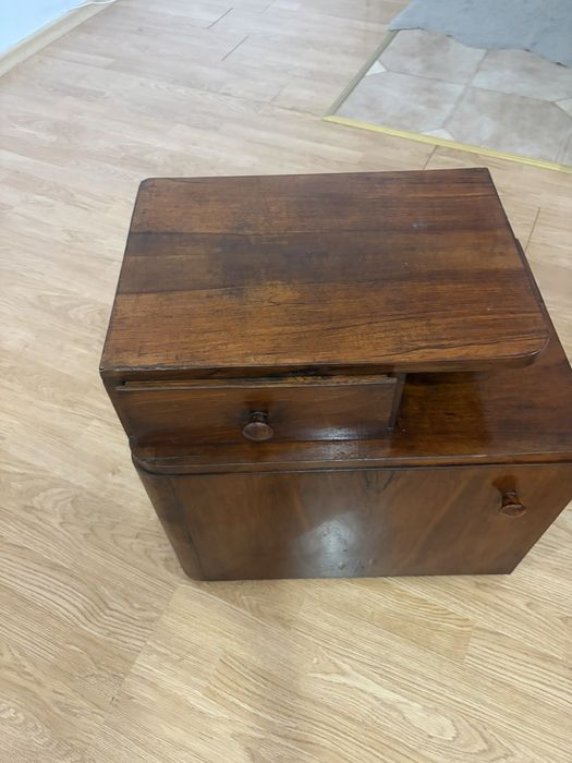 Продава се старинно шкафче