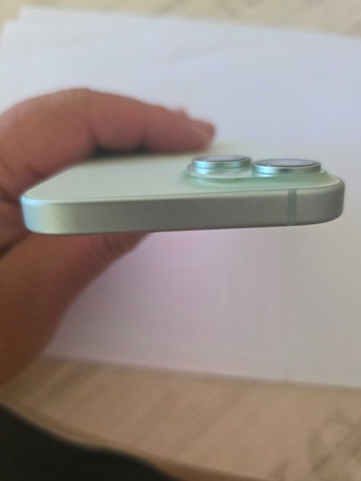 Продавам iPhone 15 256GB Green