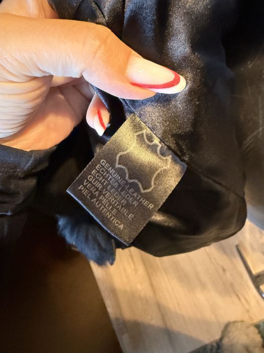 Vesta neagra de blana purtata