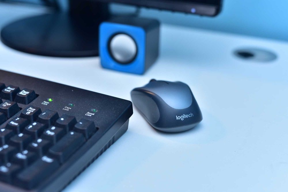 Компьютер в офис (с монитором, клавиатурой, мышью и колонками)