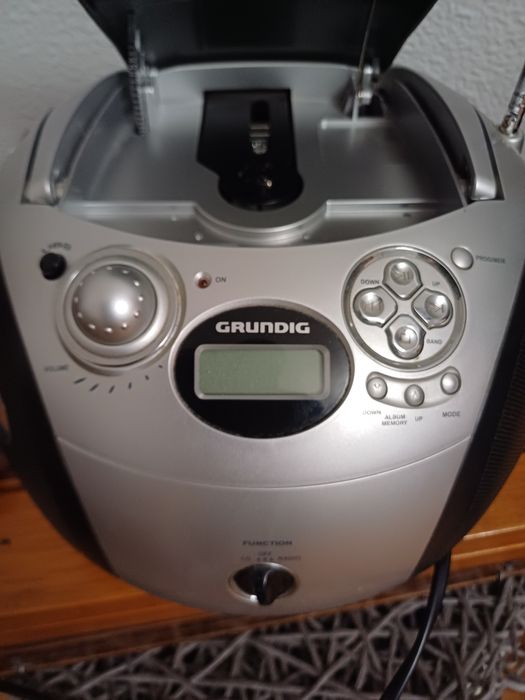 DVD portabil,functional(radio)