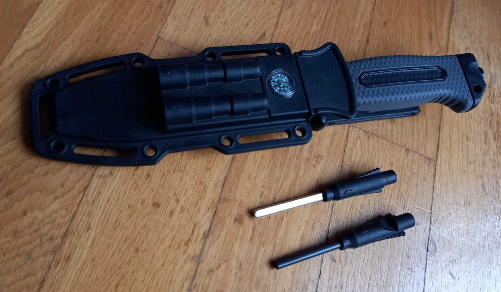 Cutit cu kit de supravietuire