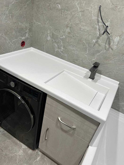 Пристеночные плинтусы/бордюры из акрилового камня для ванной и кухни