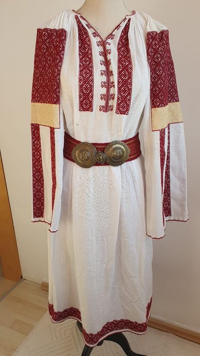 Costum popular (ie/camasa, valnic/fota/catrinta/opreg)