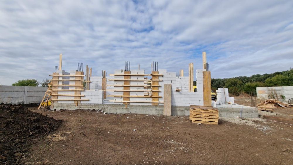 Executăm case la rosu