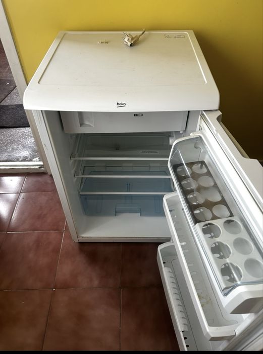 Малък хладилник beko