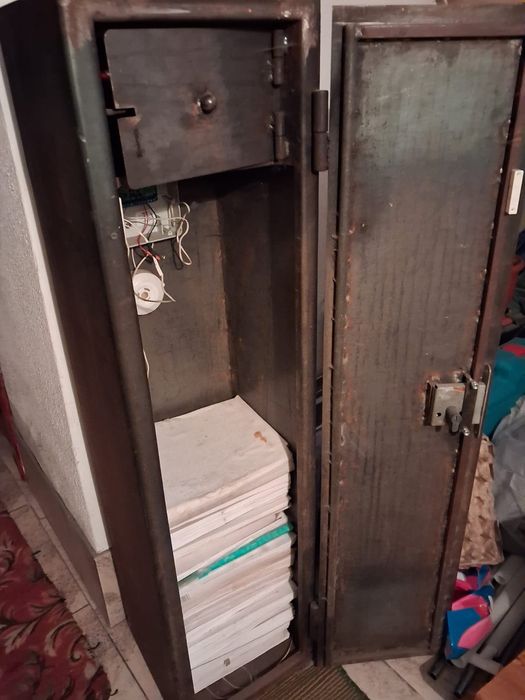 Сейф    железный