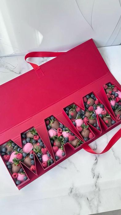 Клубника в шоколаде подарок на праздник