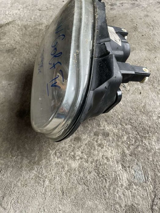 Десен фар за VW Golf4