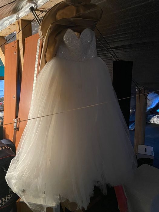 Vand rochie de mireasa!