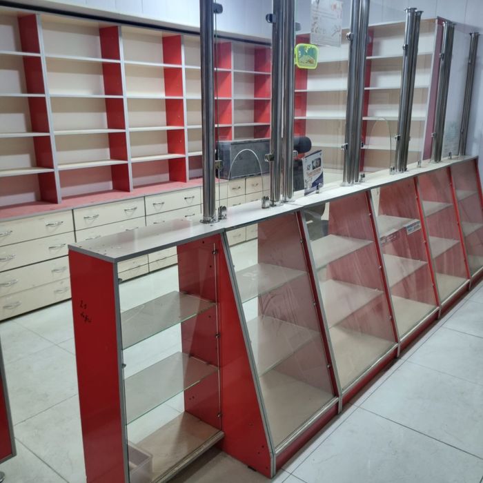 Продается Витрина и полки для Аптеки