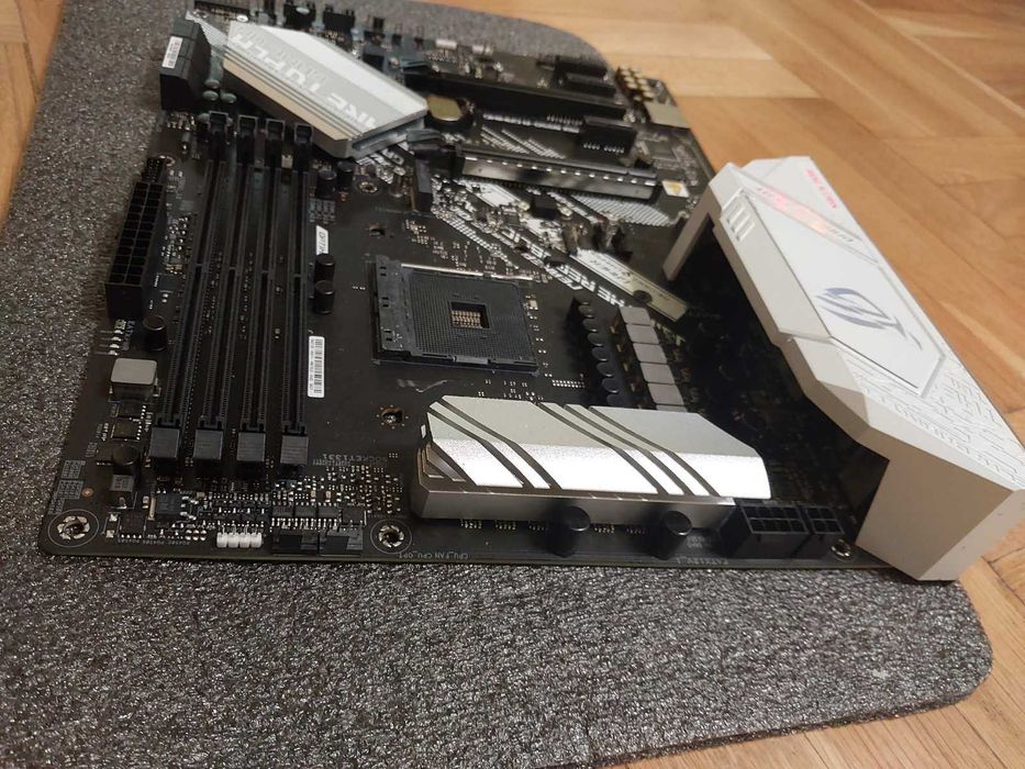 Asus Rog Strix B550-A Gaming (за части / ремонт)