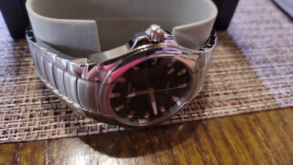 Продавам нов часовник Certina