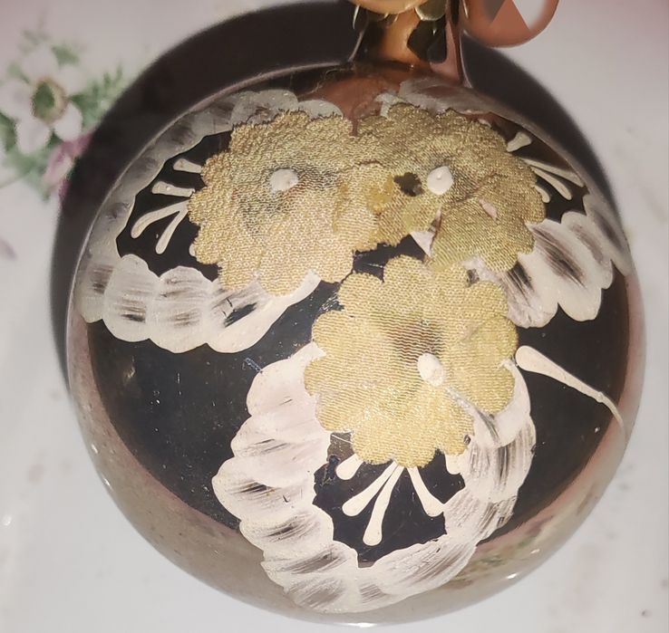 Старинная елочная игрушка светящаяся в темноте