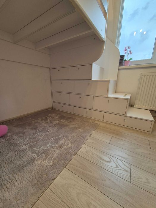 Vand pat supraetajat alb cu spatiu de joaca sub pat