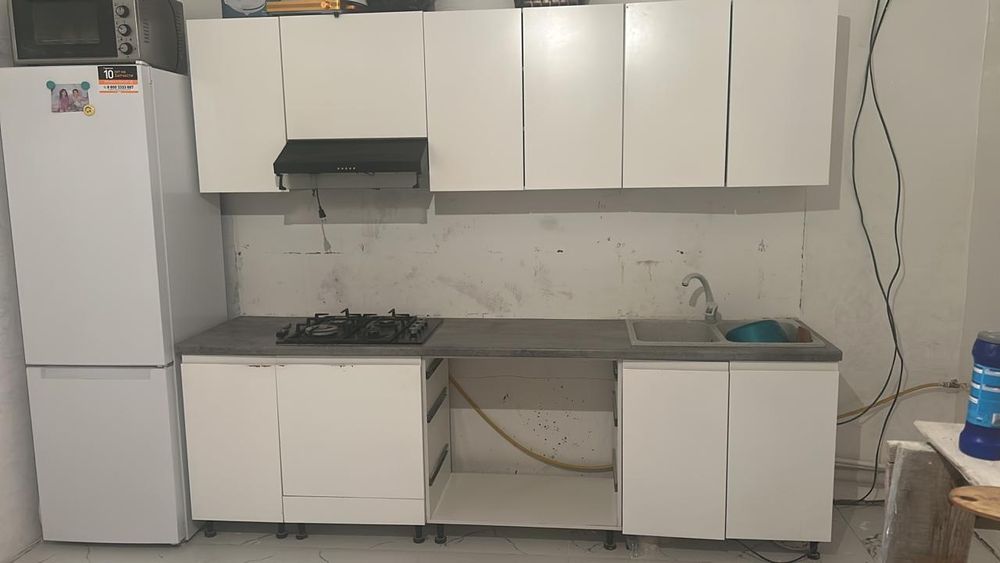 Кухня гарнитур и окно