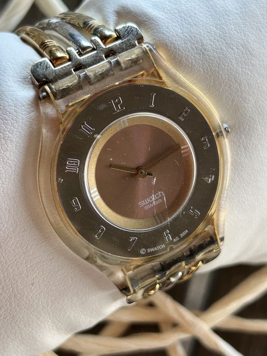Ceas dama ultraslim colectie Swatch Tri-Gold SFK240A