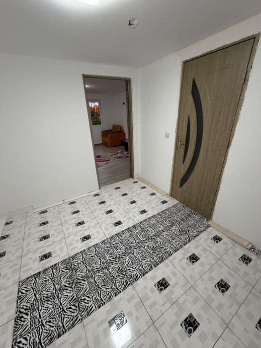 Inchiriez camere la curte