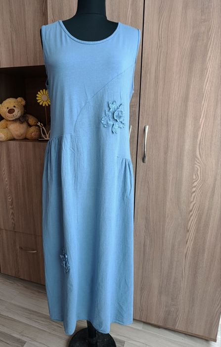 Дълга синя рокля