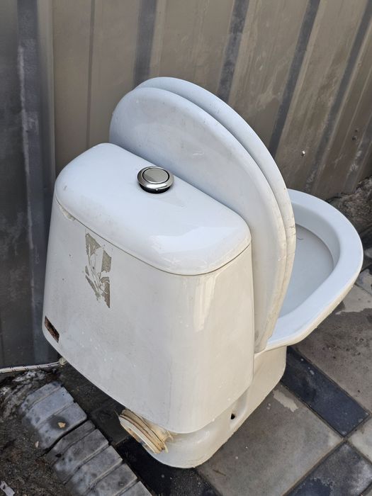 Унитаз продаётся