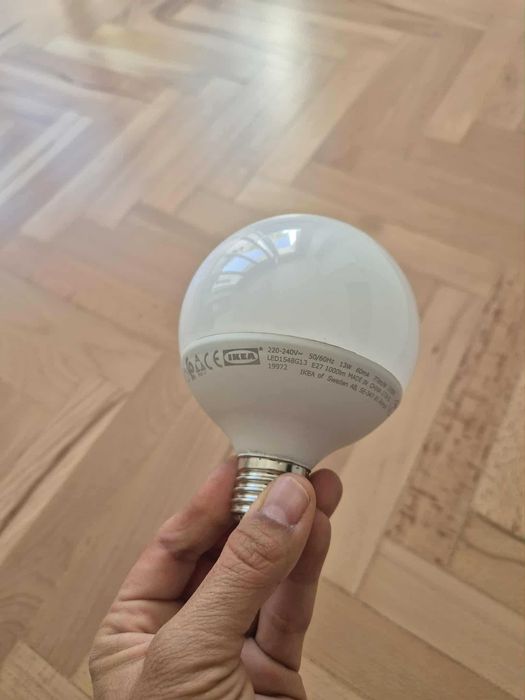 Неразличима от нова висяща лампа икеа с голяма лед крушка