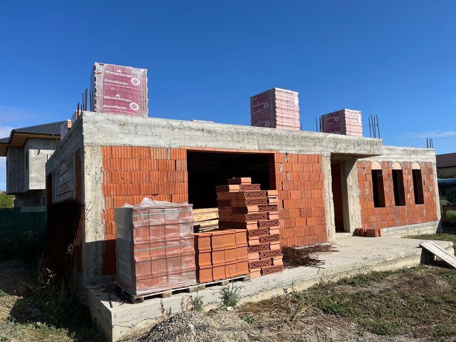 Vând construcție casă + teren proprietate